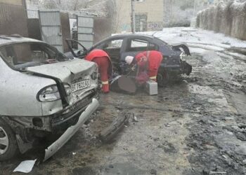 Росіяни обстріляли автопарковку в Херсоні, щонайменше двоє загиблих: фото