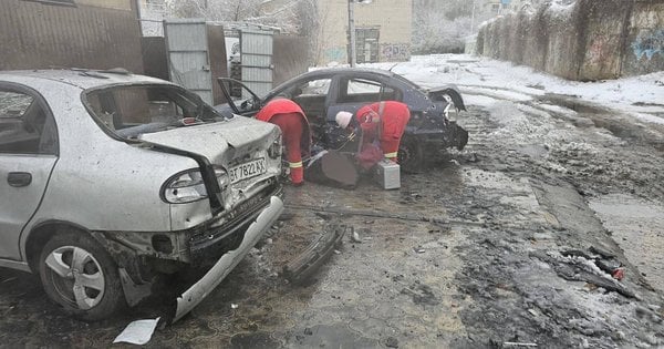 Росіяни обстріляли автопарковку в Херсоні, щонайменше двоє загиблих: фото