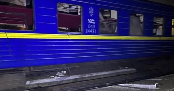 Росія завдала удару по залізничному вокзалу Херсона, загинув поліцейський