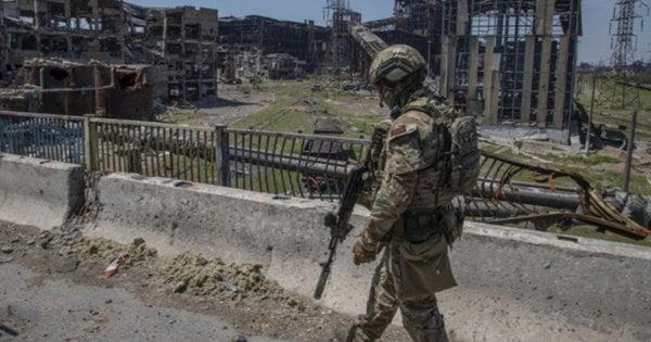 Росіяни масово зводять оборонні споруди на в'їзді до Маріуполя
