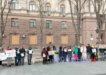 У Миколаєві учасників акції «Гроші на ЗСУ» охоронці міськради не впустили в укриття