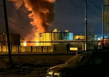 Внаслідок атаки дронів на Луганськ загорілася нафтобаза