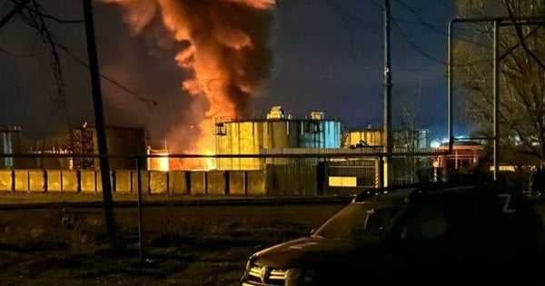 Внаслідок атаки дронів на Луганськ загорілася нафтобаза