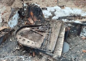 З-під завалів знищеного росіянами музею у Львові дістали фортепіано Шухевича. Фото дня