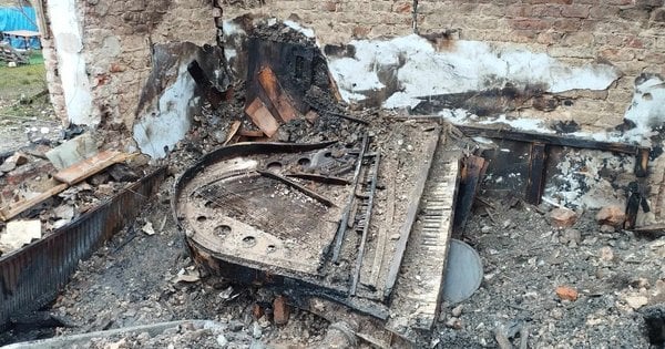 З-під завалів знищеного росіянами музею у Львові дістали фортепіано Шухевича. Фото дня