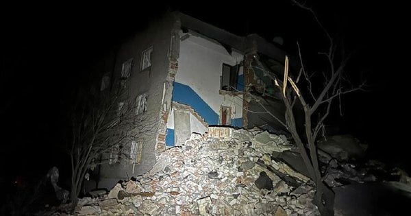 Росіяни вдарили по триповерховому будинку на Донеччині, під завалами п'ятеро людей