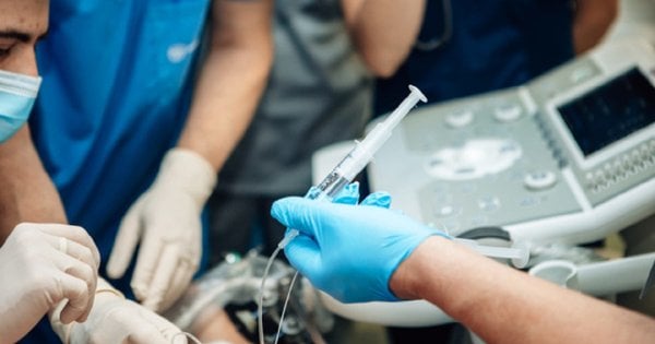 Медики у прифронтовій лікарні врятували бійця, через все тіло якого пройшов наконечник снаряда