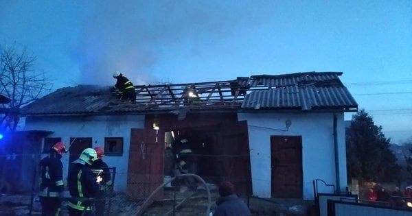 На Прикарпатті загасили пожежу від падіння уламків збитої ракети