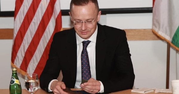 Голові МЗС Угорщини подарували уламок знищеного біля Києва російського танка