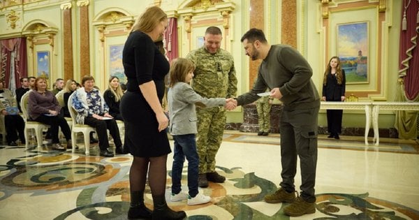 Володимир Зеленський вручив сертифікати на квартири Героям України та їхнім родинам