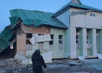 Внаслідок обстрілу залізничного вокзалу на Харківщині загинули дідусь з шестирічною онукою