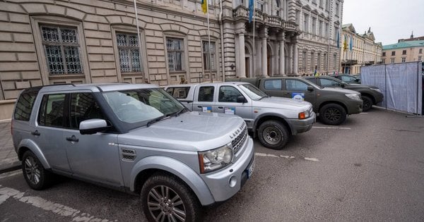 Британські фермери привезли 27 позашляховиків для захисників зі Львівщини