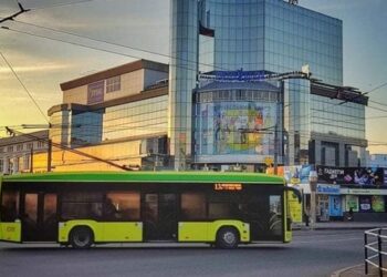 Після російської атаки у Хмельницькому курсує втричі менше тролейбусів