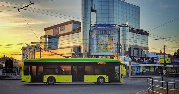 Після російської атаки у Хмельницькому курсує втричі менше тролейбусів
