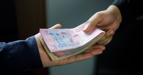 Суд оштрафував військову, яка передала голові ВЛК $2 тис. хабара від прикарпатця