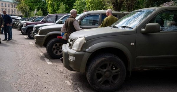 Британські фермери особисто привезли на Львівщину 30 пікапів для військових
