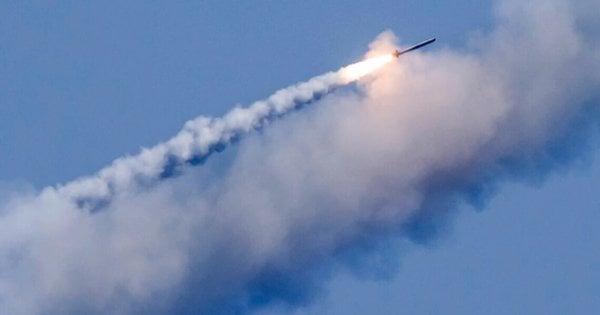 Під час нічного обстрілу України одна з ракет впала за 15 км від Польщі