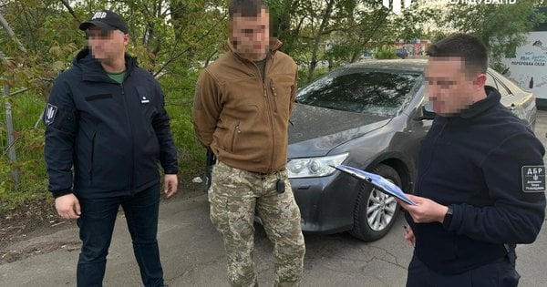 ДБР затримало військового на одержанні хабаря за оформлення інвалідності для матері бійця