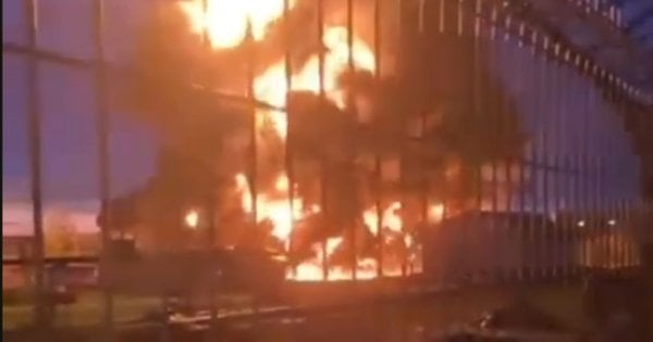 У двох областях Росії після нічної атаки БПЛА загорілася низка нафтових об'єктів (відео)