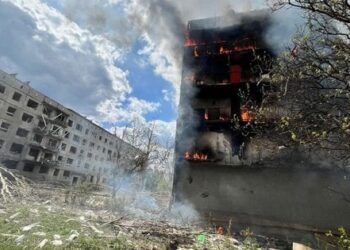 На Донеччині внаслідок авіаудару по п'ятиповерхівці загинула жінка