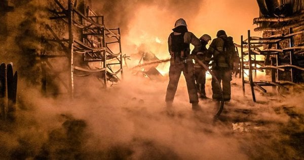 У Харкові через атаку дронів спалахнула масштабна пожежа, є постраждалі (фото)