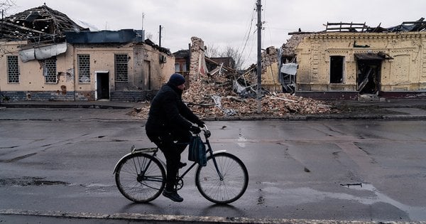 МВС підтвердило, що росіяни беруть у полон та розстрілюють цивільних у Вовчанську