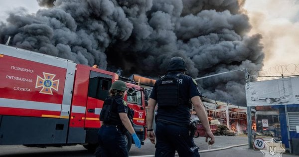 Поліція показала момент влучання російської ракети в «Епіцентр» у Харкові (відео)