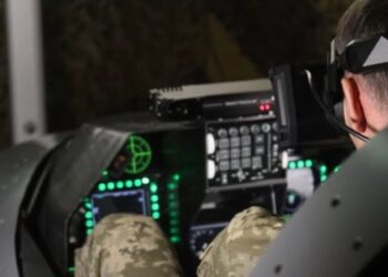 В Україну прибув перший тренажер винищувача F-16 (відео)