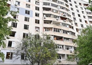 Росіяни атакували житлові будинки в центрі Харкова, щонайменше 18 постраждалих (фото, відео)