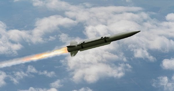 Росіяни вдарили по будівельному гіпермаркету у Харкові, є загиблі