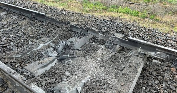 Російські обстріли пошкодили залізничний вокзал та колії у Херсоні, є зміни у графіку поїздів