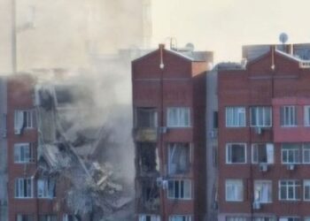 Росіяни влучили ракетою у багатоповерхівку в Дніпрі, є постраждалі