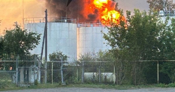 Вночі невідомі безпілотники атакували дві російські нафтобази та НПЗ