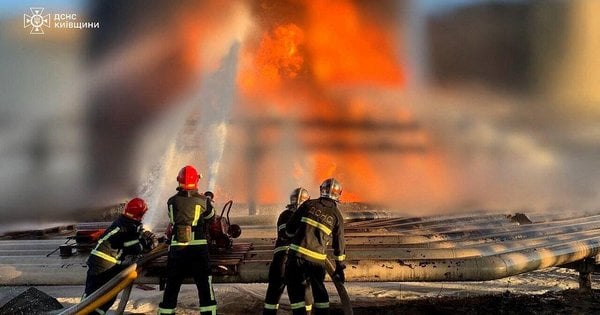 На Київщині понад добу гасять пожежу на промисловому обʼєкті після атаки росіян