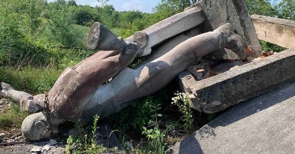 У Букачівській громаді на Прикарпатті демонтували два пам’ятники радянським солдатам