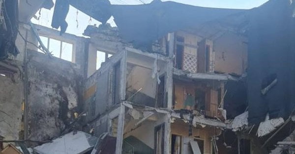 Росіяни вдарили по багатоквартирному будинку на Донеччині, загинула жінка