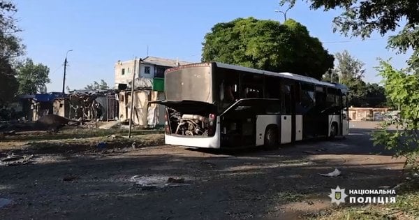На Донеччині росіяни авіабомбою атакували зупинку, четверо загиблих