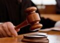 На Хмельниччині працівницю банку увʼязнили за привласнення виплат сімей загиблих військових