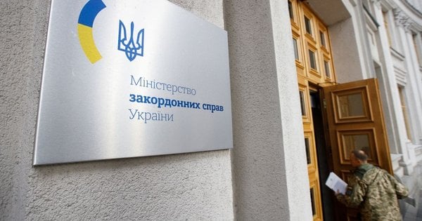 Україна вимагає від Білорусі відвести війська, які стягують до кордону під виглядом «навчань»