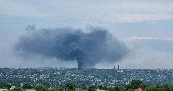 В окупованому Луганську пролунали потужні вибухи та виникла пожежа