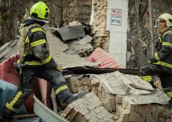 МВС озвучило алгоритм дій для батьків з дітьми, які опинилися під завалами