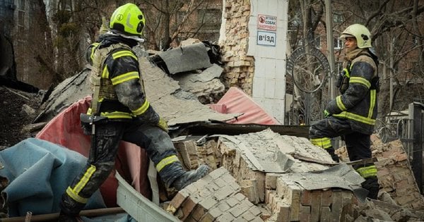 МВС озвучило алгоритм дій для батьків з дітьми, які опинилися під завалами