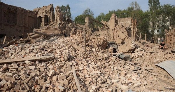 Росія вдарила керованою авіабомбою по центру Купʼянська, є постраждалі