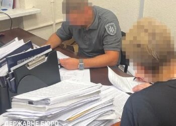 Посадовиця військової частини оформила бойові виплати підлеглим, які не були на фронті
