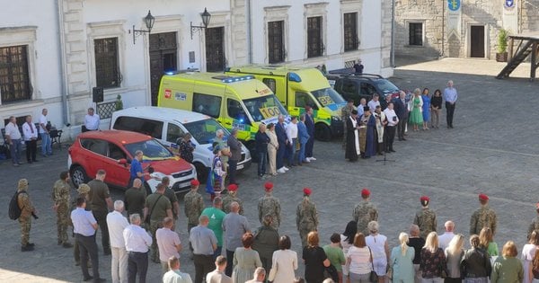 Принц з Бельгії привіз на Тернопільщину три швидких та джип для ЗСУ
