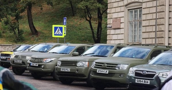 Британські фермери привезли до Львова понад 30 пікапів для ЗСУ