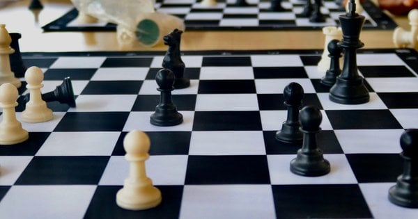 Міжнародна федерація шахів може дозволити росіянам та білорусам виступати під власними прапорами