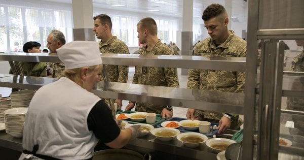 Пов'язана з оточенням Януковича фірма продовжить постачати продукти військовим