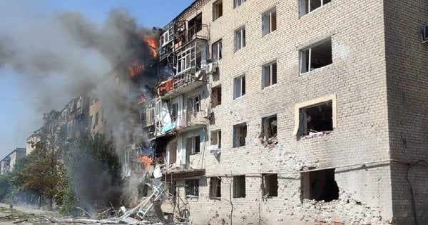 Росіяни вдарили по багатоповерхівці у Кураховому, є загиблі