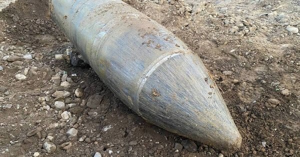 Сапери на Львівщині працюють з бойовими частинами російських ракет. Фото дня